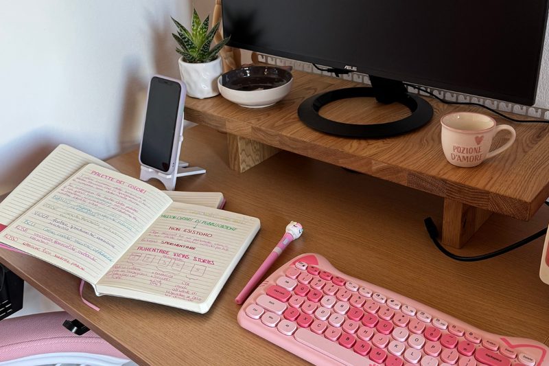 Quaderno di appunti colorati e smartphone sul supporto, pronti per una campagna