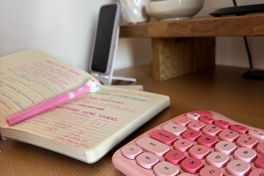 Appunti su collaborazioni e creator, con penna rosa e tastiera rosa