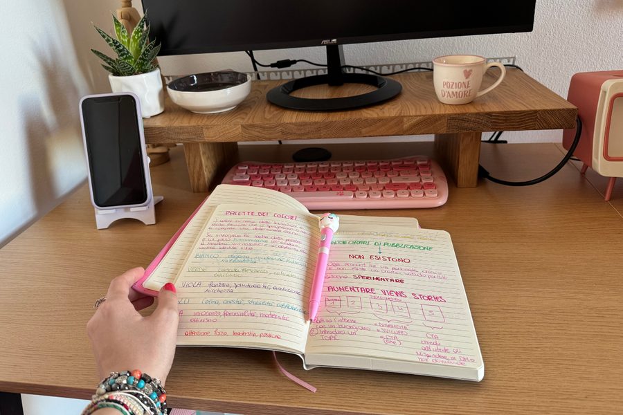 Quaderno di appunti scritti a mano su palette dei colori e orari di pubblicazione
